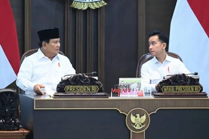 Wakil Presiden Gibran Rakabuming Raka (kanan) mendampingi Presiden Prabowo Subianto memimpin Sidang Kabinet Paripurna di Ruang Sidang Kabinet, Istana Kepresidenan. FOTO: ANTARA/HO-BPMI Setwapres. Wakil Presiden Gibran Rakabuming Raka (kanan) mendampingi Presiden Prabowo Subianto memimpin Sidang Kabinet Paripurna di Ruang Sidang Kabinet, Istana Kepresidenan. FOTO: ANTARA/HO-BPMI Setwapres.