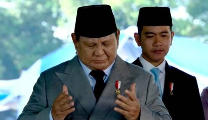 Presiden Prabowo Subianto memanjatkan doa untuk para Pahlawan Revolusi saat meninjau sumur maut tempat dibuangnya beberapa pahlawan yang gugur saat 30 September 1965 di Museum Pancasila Sakti, Lubang Buaya, Jakarta Timur, Rabu (30/9/2025). FOTO : ANTARA/HO-BPMI Sekretariat Presiden/aa.