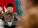 Presiden Prabowo Subianto memimpin Sidang Kabinet Paripurna di Istana Negara, Jakarta, Senin (20/10/2025). Sidang kabinet paripurna yang bertepatan dengan setahun masa pemerintahan Presiden Prabowo dan Wapres Gibran tersebut membahas realisasi pada 2025 dan rencana kerja pada 2026 terkait program kerja Kabinet Merah Putih di sejumlah bidang, dari ekonomi, bidang pangan, energi, pemberantasan kemiskinan, hingga pembangunan SDM. FOTO : ANTARA/HO-BPMI Setpres-Cahyo/pri.