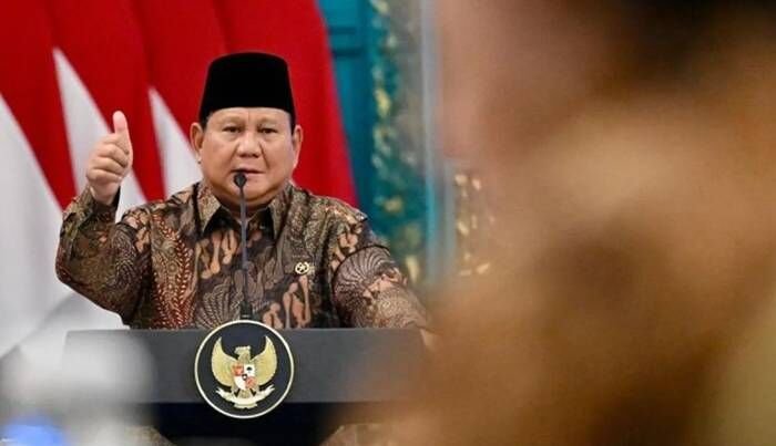 Presiden Prabowo Subianto memimpin Sidang Kabinet Paripurna di Istana Negara, Jakarta, Senin (20/10/2025). Sidang kabinet paripurna yang bertepatan dengan setahun masa pemerintahan Presiden Prabowo dan Wapres Gibran tersebut membahas realisasi pada 2025 dan rencana kerja pada 2026 terkait program kerja Kabinet Merah Putih di sejumlah bidang, dari ekonomi, bidang pangan, energi, pemberantasan kemiskinan, hingga pembangunan SDM. FOTO : ANTARA/HO-BPMI Setpres-Cahyo/pri. Presiden Prabowo Subianto memimpin Sidang Kabinet Paripurna di Istana Negara, Jakarta, Senin (20/10/2025). Sidang kabinet paripurna yang bertepatan dengan setahun masa pemerintahan Presiden Prabowo dan Wapres Gibran tersebut membahas realisasi pada 2025 dan rencana kerja pada 2026 terkait program kerja Kabinet Merah Putih di sejumlah bidang, dari ekonomi, bidang pangan, energi, pemberantasan kemiskinan, hingga pembangunan SDM. FOTO : ANTARA/HO-BPMI Setpres-Cahyo/pri.