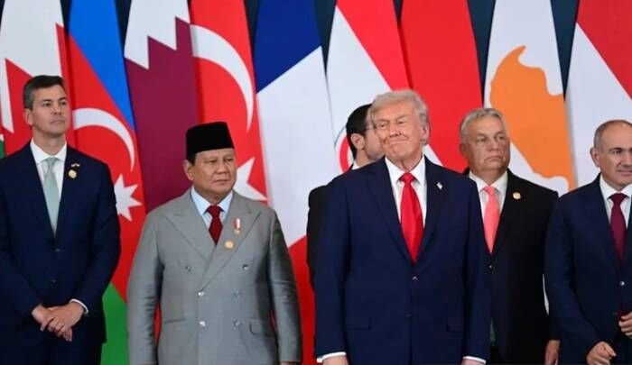 Presiden Prabowo Subianto (dua kiri) berdiri dengan Presiden Amerika Serikat (AS) Donald Trump di suasana ruang konferensi di International Congress Centre, Sharm El-Sheikh, Mesir, Senin (13/10/2025). FOTO : ANTARA/HO-BPMI Setpres/Muchlis Jr/pri.