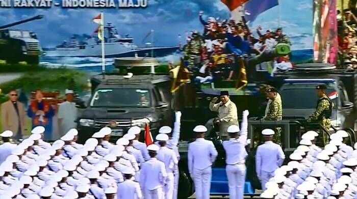 Presiden Prabowo Subianto memeriksa pasukan dalam rangkaian upacara peringatan HUT Ke-80 TNI di Lapangan Silang Monas, Jakarta, Minggu (5/10/2025). FOTO : ANTARA/HO-BPMI Sekretariat Presiden.