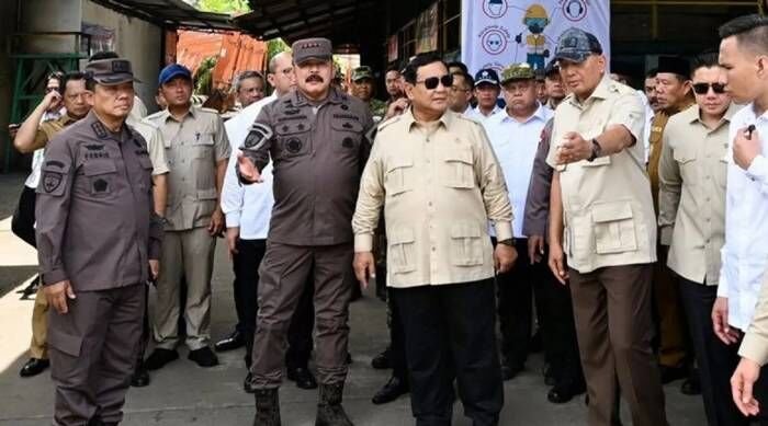 Presiden Prabowo Subianto saat menghadiri agenda penyerahan aset barang rampasan negara dari aktivitas tambang ilegal kepada PT Timah Tbk di Pangkal Pinang, Bangka Belitung, Senin (6/10/2025). FOTO : ANTARA/HO-Sekretariat Presiden/am.