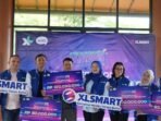 Program loyalitas kuis Xtravaganza FantAXIS sesi ke-32 dan ke-32 Head Growth & Loyalty XLSMART, Gustiano (kiri), didampingi Group Head Direct Channel Management XLSMART, Muhammad Novan Adilandy (kedua dari kiri), Group Head Region Jabo XLSMART, Rd. Sofia Purbayanti (keempat dari kanan), dan Group Head  Corporate Communication & Sustainability XLSMART, Reza Mirza (kanan), bersama empat pemenang Program loyalitas kuis Xtravaganza/FantAXIS sesi ke-32 dan ke-32 dalam sesi foto Mega Ceremonial kuis Xtravaganza/FantAXIS di Jakarta (23/10/2025). Foto: HO/ XLSMART
