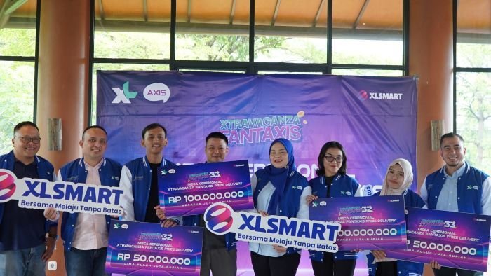 Program loyalitas kuis Xtravaganza FantAXIS sesi ke-32 dan ke-32 Head Growth & Loyalty XLSMART, Gustiano (kiri), didampingi Group Head Direct Channel Management XLSMART, Muhammad Novan Adilandy (kedua dari kiri), Group Head Region Jabo XLSMART, Rd. Sofia Purbayanti (keempat dari kanan), dan Group Head  Corporate Communication & Sustainability XLSMART, Reza Mirza (kanan), bersama empat pemenang Program loyalitas kuis Xtravaganza/FantAXIS sesi ke-32 dan ke-32 dalam sesi foto Mega Ceremonial kuis Xtravaganza/FantAXIS di Jakarta (23/10/2025). Foto: HO/ XLSMART