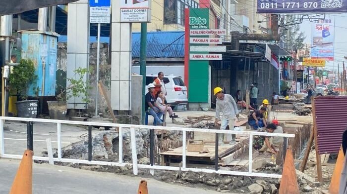 Proyek pembangunan drainase di Jalan M. Khalid Kota Samarinda. Foto: BorneoFlash/Nur Ainunnisa