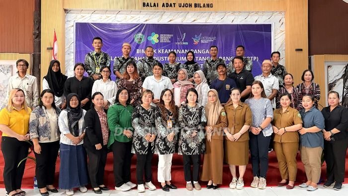 Puluhan pelaku industri rumah tangga pangan Puluhan pelaku industri rumah tangga pangan (IRTP) dari berbagai kecamatan mengikuti Bimtek Keamanan Pangan yang digelar Dinkes P2KB, di Balai Adat Ujoh Bilang selama dua hari, 28–29 Oktober 2025. Foto: HO/DISKOMINFOSTANDI Mahulu