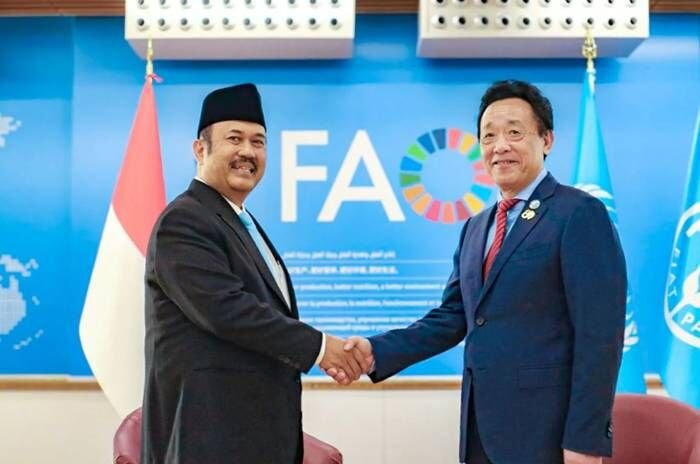 Menteri Perencanaan Pembangunan Nasional/Kepala Badan Perencanaan Pembangunan Nasional (PPN/Bappenas) Rachmat Pambudy saat bertemu Direktur Jenderal FAO Qu Dongyu di Kantor Pusat FAO, Roma, Italia, Sabtu (11/10/2025). FOTO : ANTARA/HO (Bappenas)