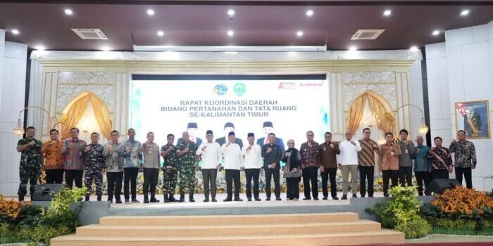 Pangdam VI/Mulawarman, Mayjen TNI Rudy Rachmat Nugraha, S.I.P., M.Sc., menghadiri Rakor Gugus Tugas Reforma Agraria dan Penataan Ruang se-Kaltim yang digelar di Odah Etam, Kompleks Kantor Gubernur, Pada Jumat (24/10/2025). Foto: HO/Pendam VI/Mlw