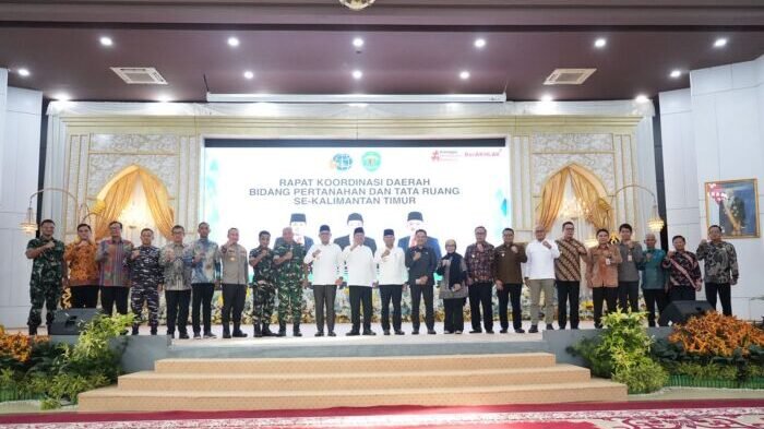 Pangdam VI/Mulawarman, Mayjen TNI Rudy Rachmat Nugraha, S.I.P., M.Sc., menghadiri Rakor Gugus Tugas Reforma Agraria dan Penataan Ruang se-Kaltim yang digelar di Odah Etam, Kompleks Kantor Gubernur, Pada Jumat (24/10/2025). Foto: HO/Pendam VI/Mlw Pangdam VI/Mulawarman, Mayjen TNI Rudy Rachmat Nugraha, S.I.P., M.Sc., menghadiri Rakor Gugus Tugas Reforma Agraria dan Penataan Ruang se-Kaltim yang digelar di Odah Etam, Kompleks Kantor Gubernur, Pada Jumat (24/10/2025). Foto: HO/Pendam VI/Mlw