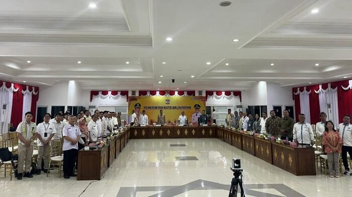 Rapat Koordinasi dan Sinergi Program 1 Juta Rumah Perkotaan untuk wilayah Kalimantan Utara, Kalimantan Timur, dan Kalimantan Selatan, di Auditorium Balai Kota Balikpapan, pada Rabu (15/10/2025). Foto: BorneoFlash/Niken Sulastri