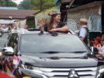 Ratusan warga Mahulu menyambut kedatangan Bupati Mahulu, Angela Idang Belawan, bersama Wakil Bupati, Suhuk di Dermaga Kampung Ujoh Bilang, Sabtu (4/10/2025) pagi. Foto: HO/Prokopim Mahulu