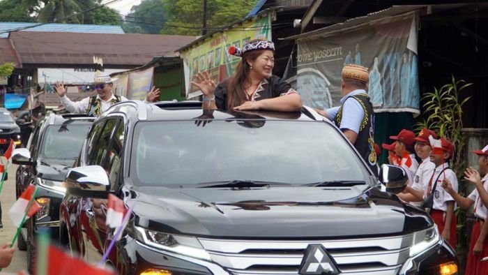 Ratusan warga Mahulu menyambut kedatangan Bupati Mahulu Ratusan warga Mahulu menyambut kedatangan Bupati Mahulu, Angela Idang Belawan, bersama Wakil Bupati, Suhuk di Dermaga Kampung Ujoh Bilang, Sabtu (4/10/2025) pagi. Foto: HO/Prokopim Mahulu
