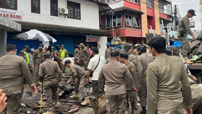 Satpol PP Kota Samarinda menertibkan PKL di kawasan Pasar Pagi menjelang peresmian, pada Kamis (30/10/2025). Foto: BorneoFlash/Nur Ainunnisa