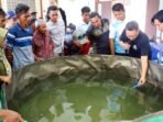 Sejumlah 28 peserta pelatihan diajak mengenali sekaligus mengikuti pelatihan budidaya ikan air tawar yang dilaksanakan oleh Otorita IKN di BPU Sepaku, pada Kamis (16/10/2025). Foto: HO/Humas Otorita IKN