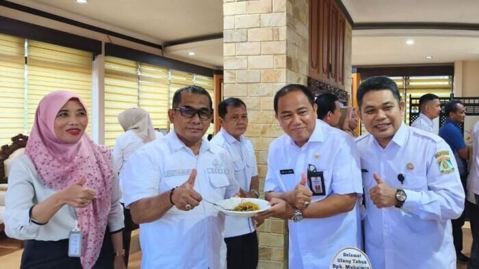 Sekda Kota Balikpapan, Muhaimin saat mendapatkan ucapan selamat HUT ke 57 Tahun dari Para Asisten dan Staf Ahli di Ruang Kerjanya, pada Rabu (8/10/2025). Foto: BorneoFlash/Niken Sulastri