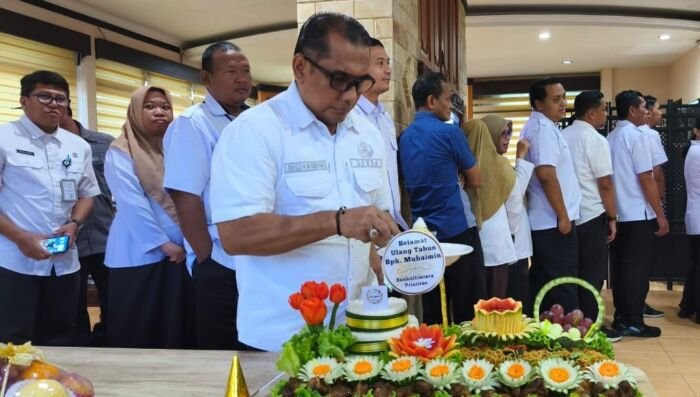 Sekda Kota Balikpapan, Muhaimin mendapatkan ucapan selamat HUT ke 57 Tahun, pada Rabu (8/10/2025). Foto: BorneoFlash/Niken Sulastri