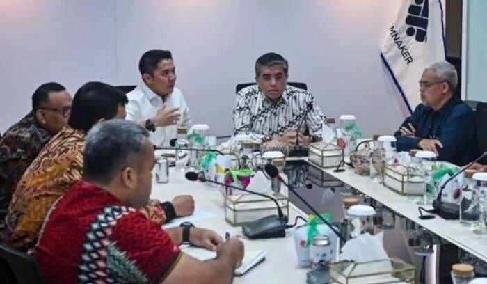 Sekretaris Kabinet Teddy Indra Wijaya berdiskusi dengan Menteri Ketenagakerjaan Yassierli di Kantor Kementerian Ketenagakerjaan, Jakarta, Jumat (10/10/2025). FOTO : ANTARA/Instagram/@sekretariat.kabinet/pri.