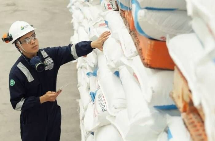 Seorang pekerja memeriksa stok pupuk di gudang milik PT Pupuk Indonesia (Persero). FOTO : ANTARA/HO-Pupuk Indonesia. Seorang pekerja memeriksa stok pupuk di gudang milik PT Pupuk Indonesia (Persero). FOTO : ANTARA/HO-Pupuk Indonesia.