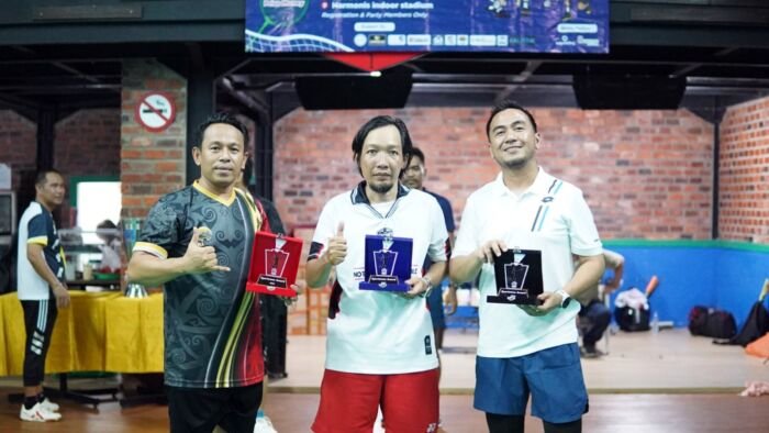“Sportsman Award 2025” diberikan kepada tiga pemain yang dinilai menunjukkan dedikasi, sportivitas, dan semangat kekeluargaan selama turnamen, yakni Dwi Monoe, Indra Sireger dan Kentus. Foto: HO/Borneo Photoworks