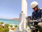 Teknisi jaringan XLSMART bekerja di atas menara BTS di Kawasan Kuta Mandalika, Lombok Tengah, beberapa waktu lalu. Foto: HO/XLSMART