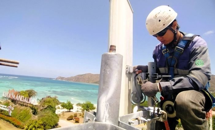 Teknisi jaringan XLSMART bekerja di atas menara BTS di Kawasan Kuta Mandalika, Lombok Tengah, beberapa waktu lalu. Foto: HO/XLSMART