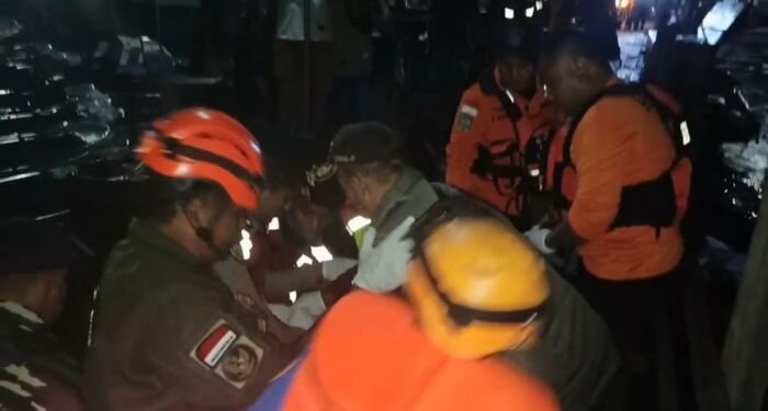 Tim Basarnas Balikpapan saat mengevakuasi korban tenggelam di perairan Kampung Baru–Kariangau, Kecamatan Balikpapan Barat, pada Rabu (8/10/2025) sore. Foto: BorneoFlash.com/Ist