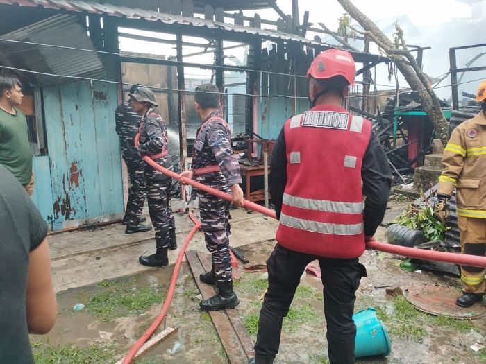 Brimob Polda Kaltim Bergerak Cepat Bantu Padamkan Kebakaran di Kelurahan Baru Ilir Balikpapan Barat
