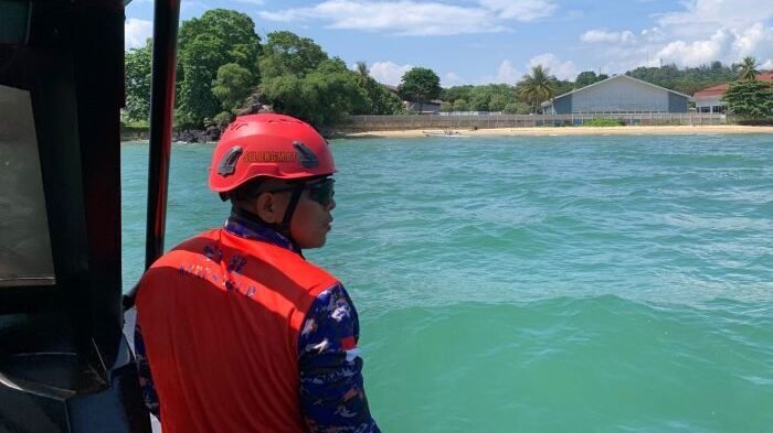 Tim SAR Gabungan saat melakukan pencarian di kawasan Pantai Banua Patra Balikpapan, pada Sabtu (18/10/2025). Foto: BorneoFlash/Ist