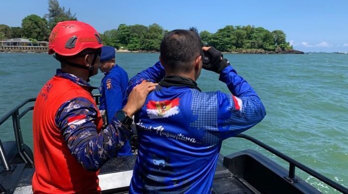 Tim SAR Gabungan saat melakukan pencarian di kawasan Pantai Banua Patra Balikpapan, pada Sabtu (18/10/2025). Foto: BorneoFlash/Ist