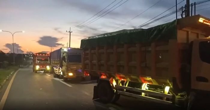 Tim gabungan berhasil mengamankan tujuh unit truk bermuatan batubara tanpa dokumen resmi yang diduga berasal dari tambang PT BRCM, Dalam operasi yang berlangsung pada Senin (29/9/2025) dini hari. Foto: HO/Humas Polda Kaltim