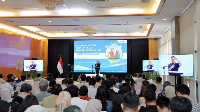 Town Hall Meeting (THM) Direktur Utama Town Hall Meeting (THM) Direktur Utama yang berlangsung secara hybrid, diikuti lebih dari seribu lima ratus pekerja dari kantor pusat di Jakarta, kantor operasi Balikpapan, dan berbagai lapangan operasi Perusahaan di Kalimantan, pada Jumat (24/10/2025). Foto: HO/PHI