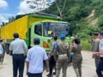 Truk yang parkir sembarangan dan ditertibkan oleh Satpol PP Kaltim dan Dishub Kaltim. Foto: BorneoFlash/Nur Ainunnisa