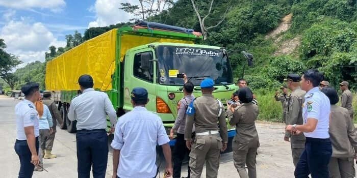 Truk yang parkir sembarangan dan ditertibkan oleh Satpol PP Kaltim dan Dishub Kaltim. Foto: BorneoFlash/Nur Ainunnisa