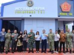Uji Fungsi Maritime Command Center Pangdam VI/Mlw, Mayjen TNI Rudy Rachmat Nugraha, S.I.P., M.Sc., pada kegiatan Uji Fungsi Maritime Command Center (MCC) Pusinfomar TNI TA 2025 yang digelar di Posko Pengamanan Jalur Logistik Laut IKN Lanal Balikpapan, pada Rabu (22/10/2025). Foto: HO/Pendam VI/Mlw