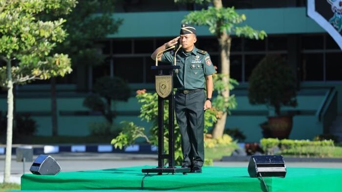 Kasdam VI/Mulawarman, Brigjen TNI Ari Aryanto, S.E., M.I.P. Pimpin Upacara Peringatan Hari Sumpah Pemuda ke-97 Tahun 2025 di halaman Makodam VI/Mlw, pada Selasa (28/10/2025). Foto: HO/Pendam VI/Mlw