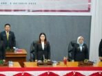 Usai mengikuti Sertijab, Bupati Mahulu Angela Idang Belawan bersama Wabup Suhuk langsung bertolak ke Kantor DPRD Mahulu untuk menghadiri Rapat Paripurna Penyampaian Pidato Perdana Bupati dan Wabup Mahulu Periode 2025–2030, pada Senin (6/10/2025). Foto: HO/Prokopim Mahulu