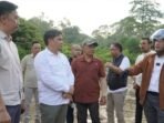 Wabup Mahulu Suhu Wabup Mahulu Suhuk, S.E., mendampingi Wakil Gubernur (Wagub) Kalimantan Timur (Kaltim), Ir. H. Seno Aji, M.Si., dalam kegiatan peninjauan progres pembangunan Jalan Darat yang menghubungkan Kabupaten Kutai Barat dengan Kabupaten Mahulu, pada Minggu (19/10/2025). Foto: HO/Prokopim Mahulu