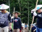 Wakil Bupati Mahulu, Suhuk, S.E., bersama Sekretaris Daerah Dr. Stephanus Madang, S.Sos., M.M., ikut turun ke ladang dalam tradisi Menugal Menanam Padi Gunung bersama masyarakat Kampung Ujoh Bilang, pada Senin (13/10/2025) pagi. Foto: HO/Prokopim Mahulu