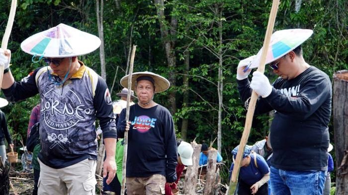 Wakil Bupati Mahulu, Suhuk, S.E., bersama Sekretaris Daerah Dr. Stephanus Madang, S.Sos., M.M., ikut turun ke ladang dalam tradisi Menugal Menanam Padi Gunung bersama masyarakat Kampung Ujoh Bilang, pada Senin (13/10/2025) pagi. Foto: HO/Prokopim Mahulu