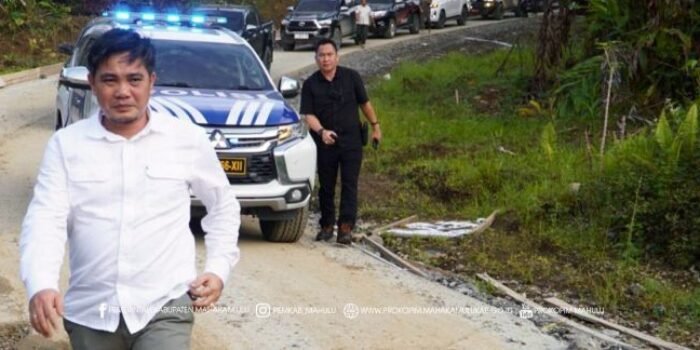 Wakil Bupati Mahulu, Suhuk, S.E., saat peninjauan langsung ke lokasi pembangunan jalan darat yang menghubungkan Kabupaten Kutai Barat dengan Kabupaten Mahakam Ulu. Foto: HO/Prokiopim Mahulu