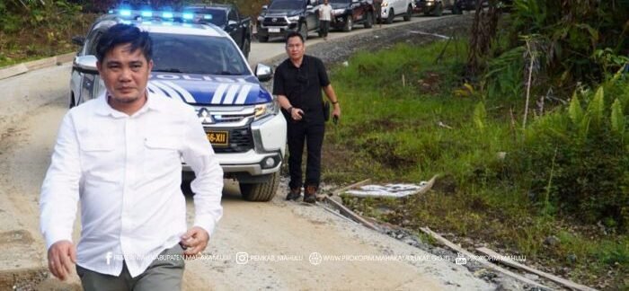 Wakil Bupati Mahulu, Suhuk Wakil Bupati Mahulu, Suhuk, S.E., saat peninjauan langsung ke lokasi pembangunan jalan darat yang menghubungkan Kabupaten Kutai Barat dengan Kabupaten Mahakam Ulu. Foto: HO/Prokiopim Mahulu