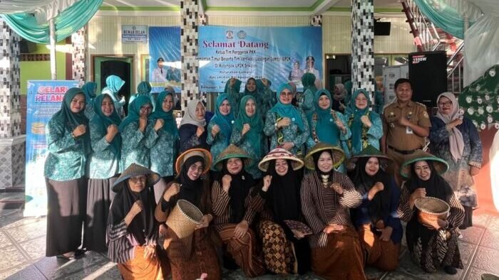 Wakil Ketua I TP PKK Provinsi Kaltim, Wahyu Hernaningsih Seno, saat meninjau UP2K TP PKK Kelurahan Lamaru Kecamatan Balikpapan Timur, pada Senin (13/10/2025). Foto: BorneoFlash/Niken Sulastri