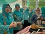 Wakil Ketua I TP PKK Provinsi Kaltim, Wahyu Hernaningsih Seno, saat meninjau UP2K TP PKK Kelurahan Lamaru Kecamatan Balikpapan Timur, pada Senin (13/10/2025). Foto: BorneoFlash/Niken Sulastri