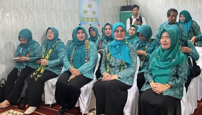 Wakil Ketua I TP PKK Provinsi Kaltim, Wahyu Hernaningsih Seno, saat meninjau UP2K TP PKK Kelurahan Lamaru Kecamatan Balikpapan Timur, pada Senin (13/10/2025). Foto: BorneoFlash/Niken Sulastri