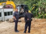 Wakil Ketua Komisi III DPRD Kota Balikpapan, Halili Adinegara, yang turun langsung meninjau dua proyek perbaikan siring dan drainase di Kelurahan Gunung Samarinda, Kecamatan Balikpapan Utara, Pada Kamis (30/10/2025). Foto: BorneoFlash/IST