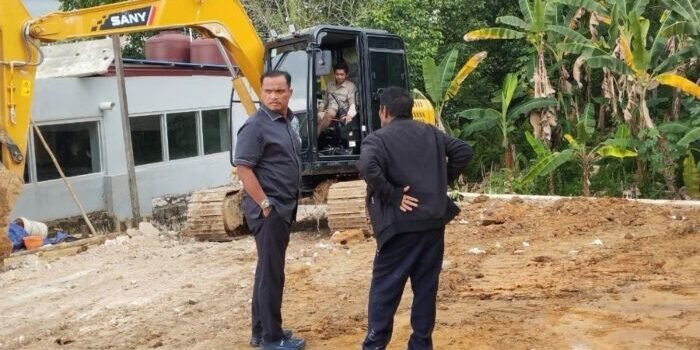 Wakil Ketua Komisi III DPRD Kota Balikpapan, Halili Adinegara, yang turun langsung meninjau dua proyek perbaikan siring dan drainase di Kelurahan Gunung Samarinda, Kecamatan Balikpapan Utara, Pada Kamis (30/10/2025). Foto: BorneoFlash/IST