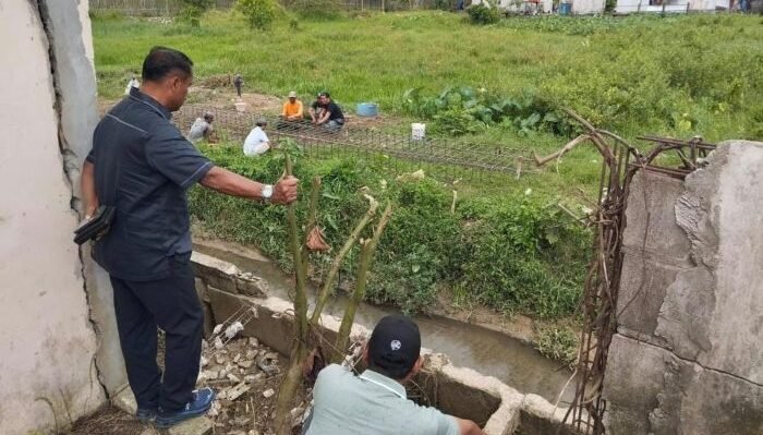 Wakil Ketua Komisi III DPRD Kota Balikpapan, Halili Adinegara, yang turun langsung meninjau dua proyek perbaikan siring dan drainase di Kelurahan Gunung Samarinda, Kecamatan Balikpapan Utara, Pada Kamis (30/10/2025). Foto: BorneoFlash/IST