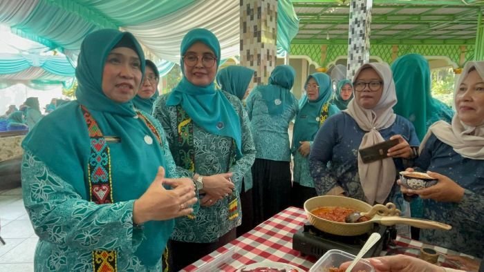Wakil Ketua TP PKK Kota Balikpapan, Siti Kotijah Bagus Susetyo Mendampingi Wakil Ketua I TP PKK Provinsi Kaltim, Wahyu Hernaningsih Seno, saat meninjau UP2K TP PKK Kelurahan Lamaru Kecamatan Balikpapan Timur, pada Senin (13/10/2025). Foto: BorneoFlash/Niken Sulastri