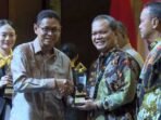 Wakil Menteri ESDM, Yuliot Tanjung memberikan penghargaan kepada General Manager PHM, Setyo Sapto Edi, dalam acara yang berlangsung di Jakarta, pada Jumat (24/10/2025). Foto: HO/PHM